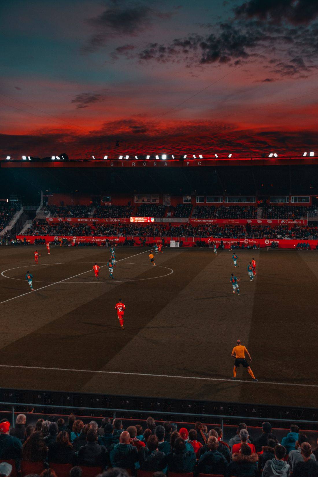 Stadion sepak bola saat matahari terbenam menjelang pertandingan